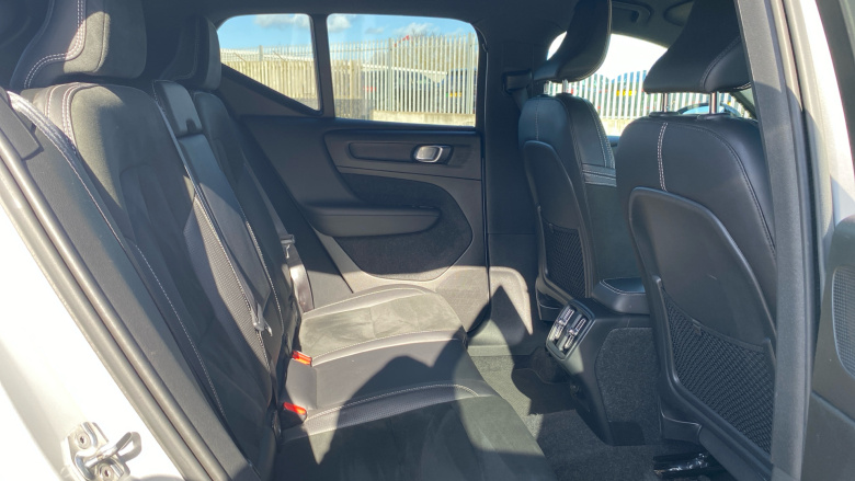 Volvo Xc40 2.0 T4 R DESIGN Pro 5dr AWD Geartronic Petrol Estate